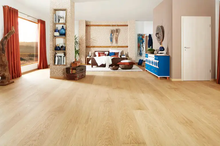 Aufgearbeiteter Parkettboden in einem Wohnzimmer